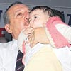 nsan atrken biraz utanr