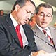 Tuncay izme'yi giyiyor